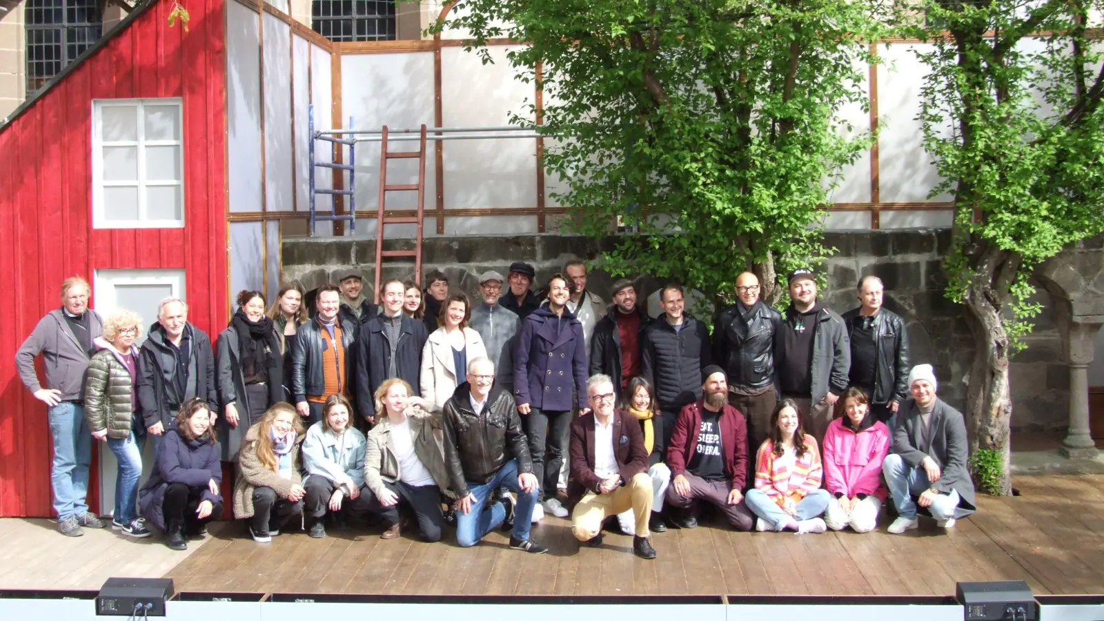 Am Montagvormittag im Kreuzgang: Vor dem Probenauftakt für „Sherlock Holmes – ein Skandal“ begrüßte Bürgermeister Patrick Ruh (kniend, Sechster von rechts) die Akteurinnen und Akteure der Festspiele, die in den nächsten Monaten auf und hinter der Bühne im Einsatz sind. (Foto: Jasmin Kiendl)