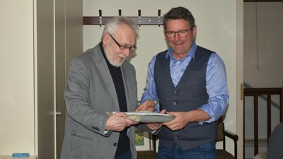 Der Heimatforscher Heinz Kühlwein (links) hatte fünf alte Schriften für die Gemeinde Markt Bibart übersetzt. Darüber freut sich Bürgermeister Klaus Nölp. Die „Personalia“ halten sie in Händen. (Foto: Anita Dlugoß)