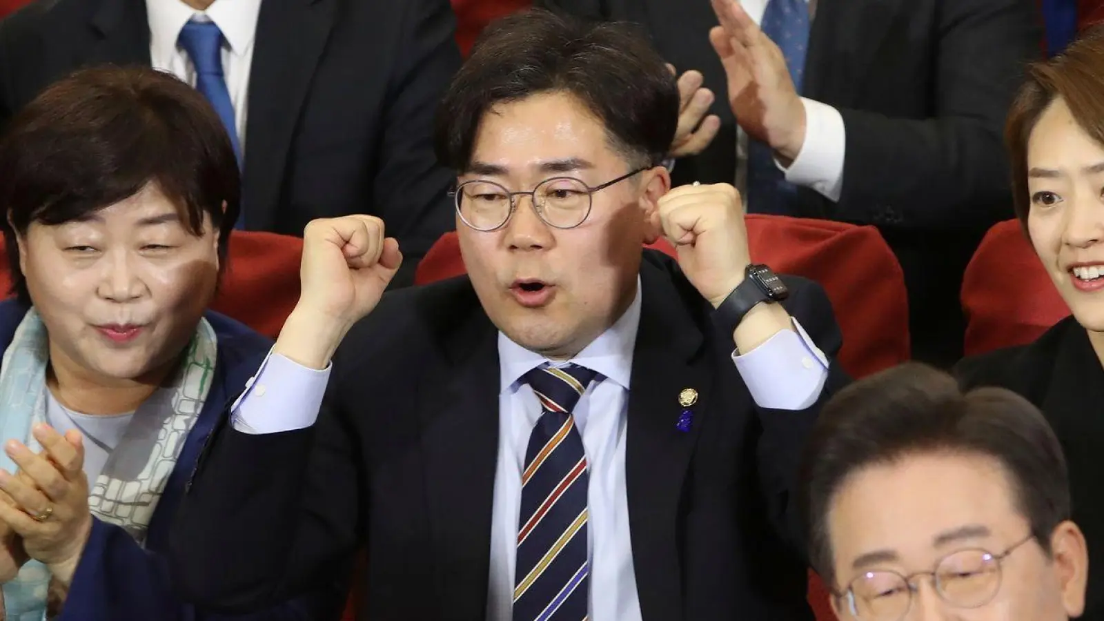 Erfolg bei der Parlamentswahl: Die Demokratische Partei (DP) von Oppositionsführer Lee Jae Myung konnte ihre Stellung als größte Einzelpartei in der Nationalversammlung behaupten. (Foto: Chung Sung-Jun/Pool Getty Images AsiaPac/AP/dpa)
