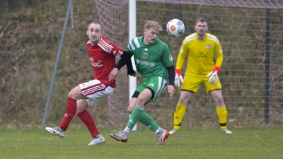 In der Kreisklasse 1 (hier eine Szene aus der vergangenen Saison zwischen Pascal Glückselig vom TSV Bechhofen, links, und Paul Habermann von der SG Beyerberg/Burk) werden in der kommenden Saison auch die Reservemannschaften aufeinandertreffen. (Foto: Martin Rügner)