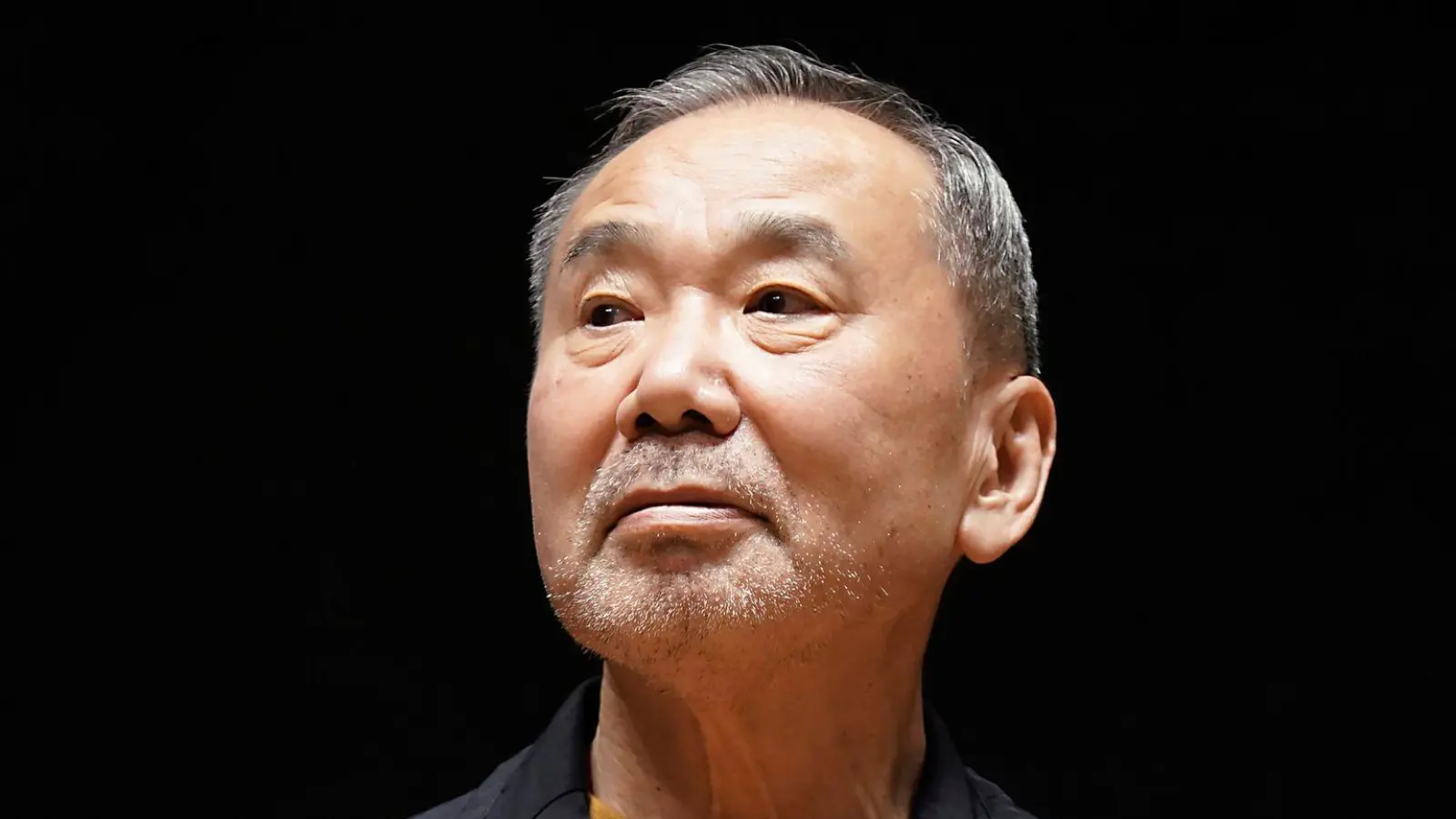Er sammelt T-Shirts und begeistert sich für Baseball: Haruki Murakami wird 75. (Foto: Eugene Hoshiko/AP/dpa)