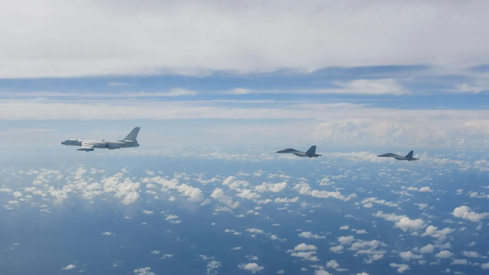 Kampfflugzeuge der chinesischen Volksbefreiungsarmee während einer gemeinsamen Kampfübung. China hat ein neues Manöver um Taiwan gestartet. (Archivbild).  (Foto: Li Bingyu/Xinhua/dpa)