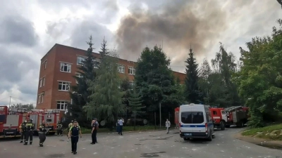 Rauch steigt über dem Fabrikgelände in Sergijew Possad auf. (Foto: Uncredited/Administration of Sergiev Posad municipal district of Moscow region telegram channel/AP/dpa)