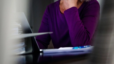 Die Rentenzahlungen erfolgen zunächst ohne Steuerabzug: Liegt das zu versteuernde Einkommen jedoch über dem Grundfreibetrag, muss eine Steuererklärung abgeben werden. (Foto: Finn Winkler/dpa/dpa-tmn)