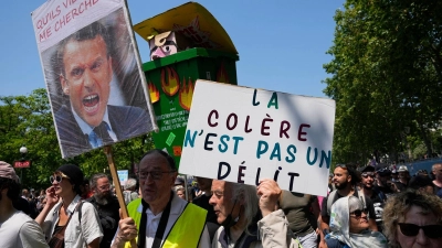 Nach monatelangen teils gewaltsamen Protesten tritt die Rentenreform in Frankreich heute nahezu geräuschlos in Kraft (Archivbild). (Foto: Michel Euler/AP/dpa)
