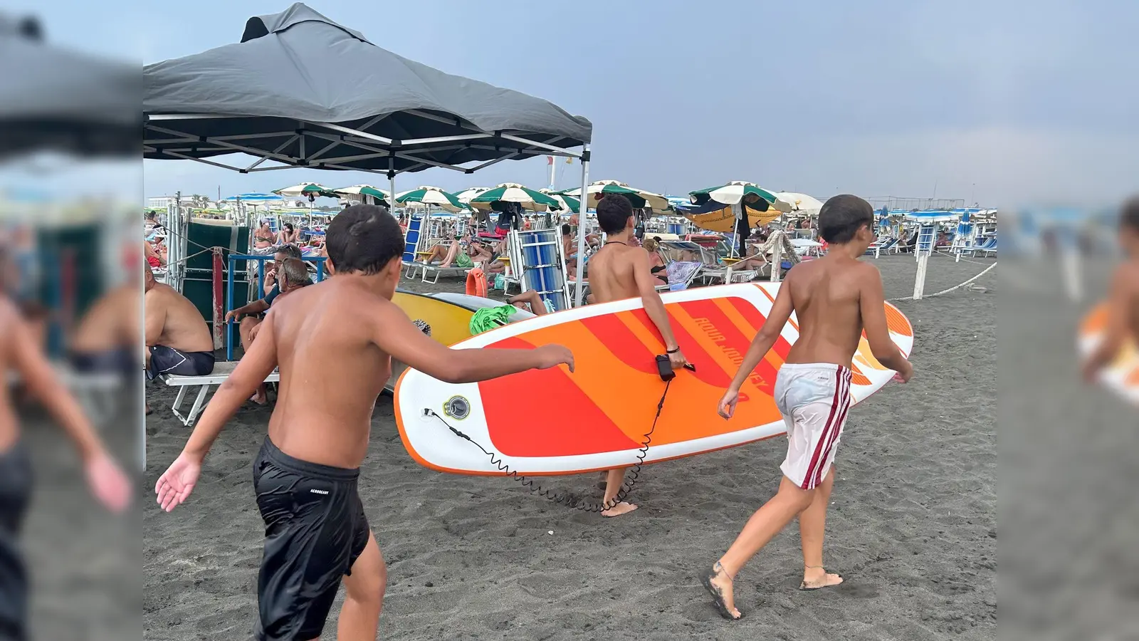Beim Buddeln im Sand kommt ein 17-jähriger Junge an einem italienischen Strand ums Leben. (Foto: Archiv)  (Foto: Christoph Sator/dpa)