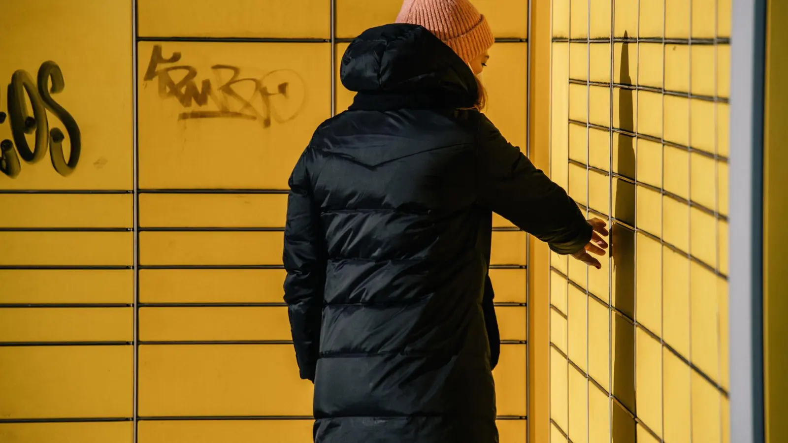 Sie haben als Ablageort die Packstation gewählt? Sobald das Paket dort als eingelegt vermerkt ist, tragen Sie selbst das Risiko für Schäden oder Verlust. (Foto: Zacharie Scheurer/dpa-tmn)