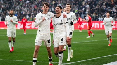 Sander und Diks freuen sich über die frühe Führung. (Foto: Marius Becker/dpa)