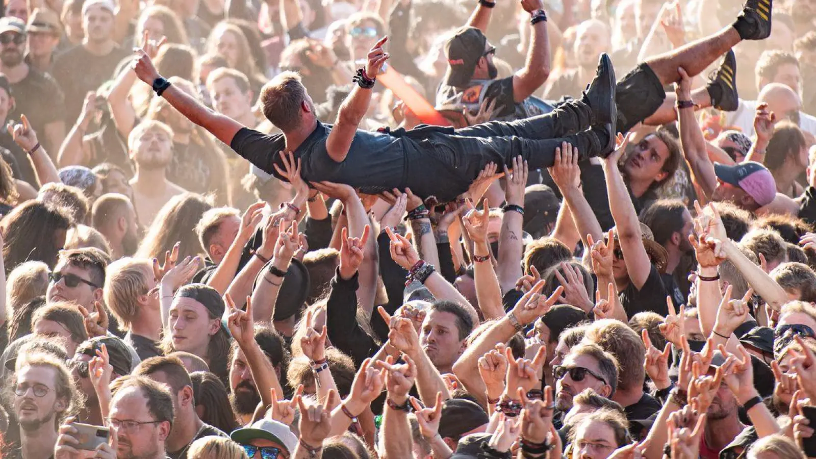 So unbeschwert fühlt sich nicht jeder in der Menschenmenge. Sensible Personen fühlen sich in so einer Situation schnell mal überreizt.  (Foto: Daniel Reinhardt/dpa/dpa-tmn)