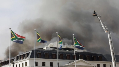 Ein Großbrand im Parlamentsgebäude von Südafrika in Kapstadt zerstörte am Neujahrswochenende den Sitzungssaal vollständig und brachte teile des Dachs zum einstürzen. (Foto: Nardus Engelbrecht/AP/dpa)