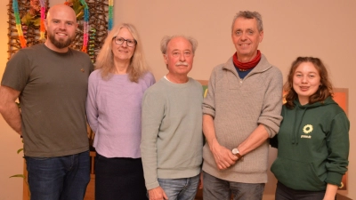 Das Moderatoren-Duo Philip Löffler (links) und Annabelle Schwager (rechts) mit den Mitgliedern der ersten Stunde (weiter von links) Ursula Pfäfflin Nefian, Klaus Langhammer und Norbert Reinzuch. (Foto: Johannes Zimmermann)