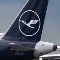 Lufthansa streicht ab dem 3. Juni die Stornierungsgebühren für flexible Tickets auf den meisten Interkontinentalstrecken. (Foto: Boris Roessler/dpa)