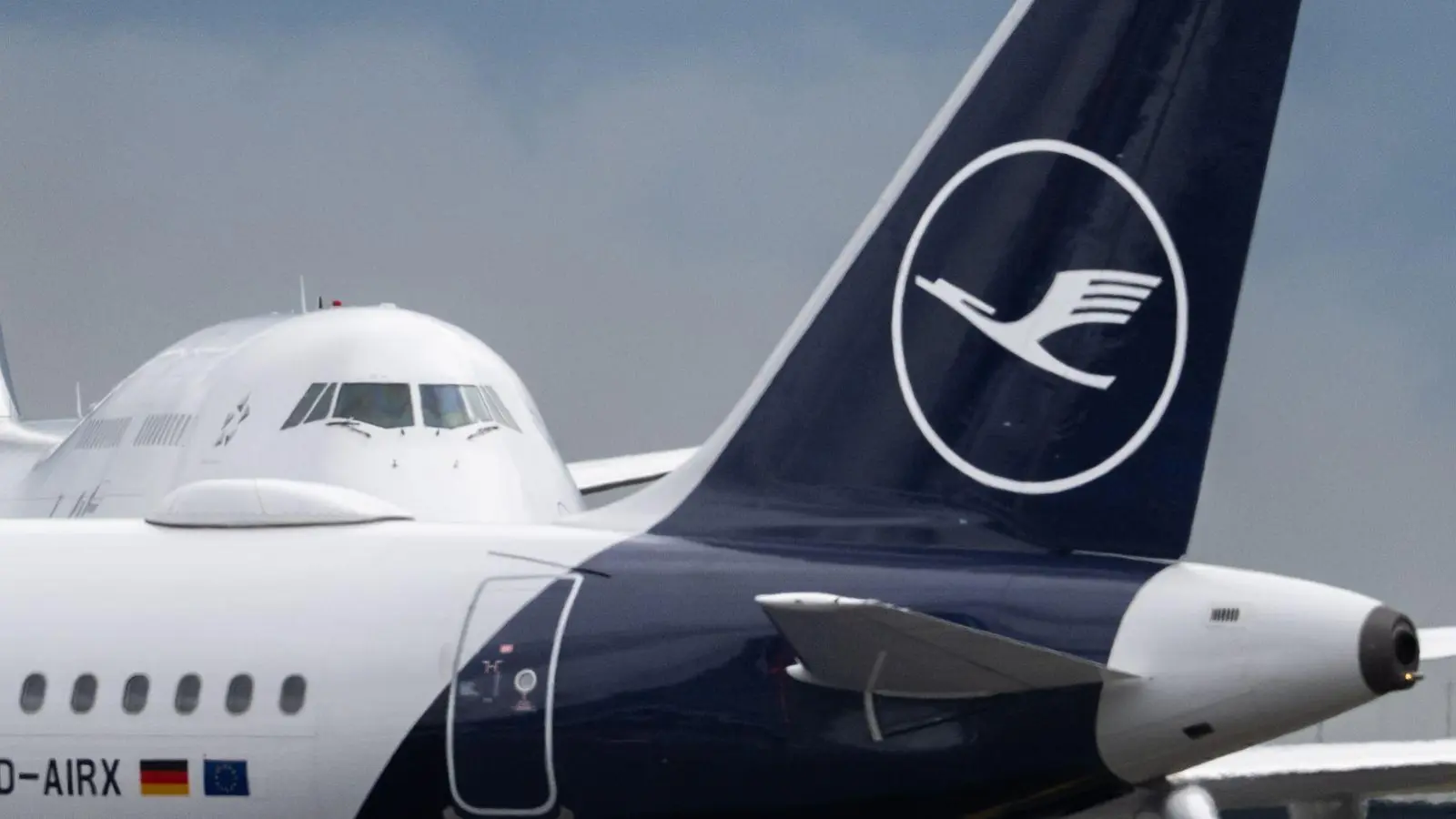 Lufthansa streicht ab dem 3. Juni die Stornierungsgebühren für flexible Tickets auf den meisten Interkontinentalstrecken. (Foto: Boris Roessler/dpa)