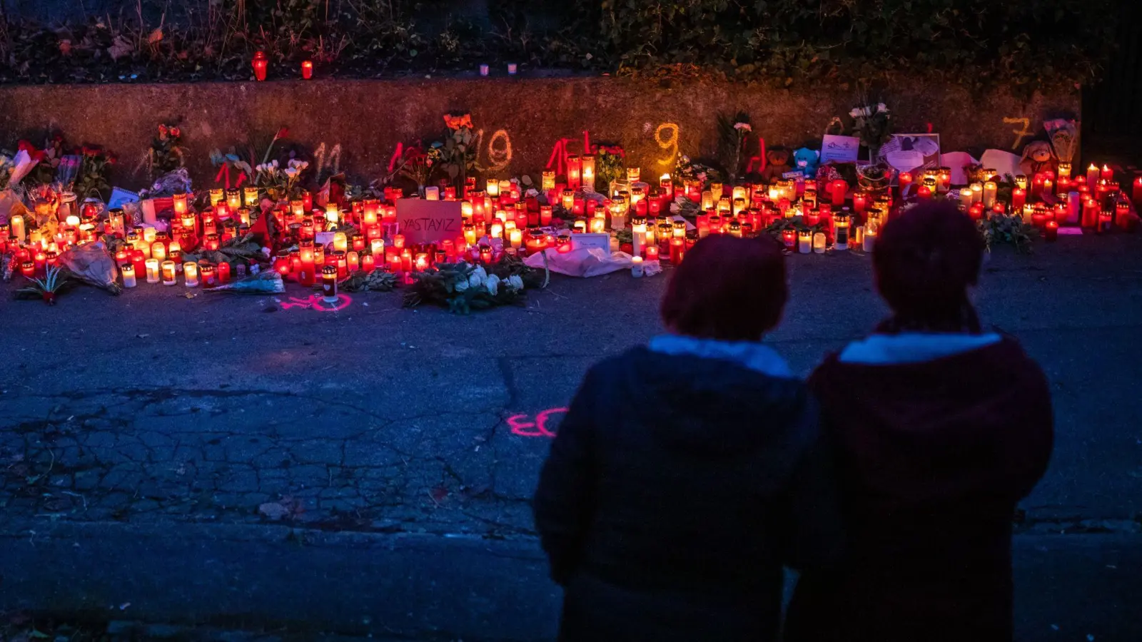 Zur blauen Stunde brennt ein Kerzenmeer am Tatort eines Messerangriffs auf zwei Mädchen. (Foto: Christoph Schmidt/dpa)