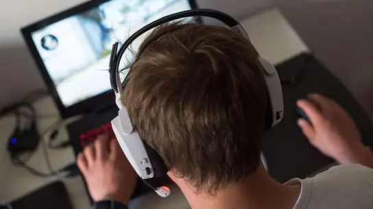 Ein junger Mann spielt ein Online-Computerspiel. (Foto: Lino Mirgeler/dpa/Archivbild)