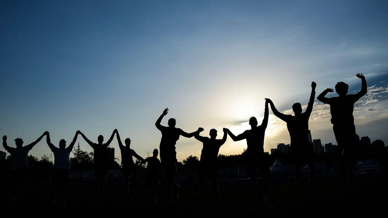 World Games 2025 - deutsche Spieler feiern nach gewonnenem Halbfinale im Faustball (Foto: Tenzin Nyida/XinHua/dpa)