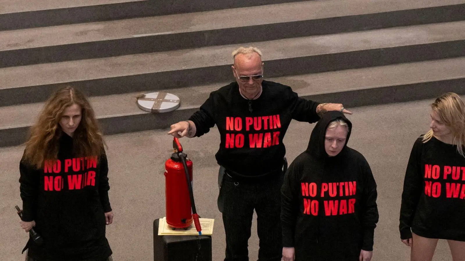 Drei Mitglieder der russischen Band Pussy Riot treten im Rahmen der Flatz-Retrospektive in der Pinakothek der Moderne mit Musik und Aktionen auf. Als zweiter von links steht der österreichische Künstler Wolfgang Flatz. (Foto: Peter Kneffel/dpa)