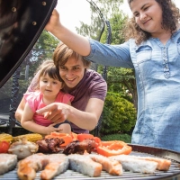 Eltern sollten ihre Kinder beim Grillen stets im Blick behalten. (Foto: Christin Klose/dpa-tmn)