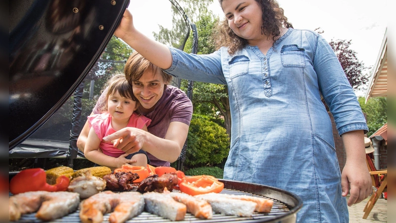 Eltern sollten ihre Kinder beim Grillen stets im Blick behalten. (Foto: Christin Klose/dpa-tmn)