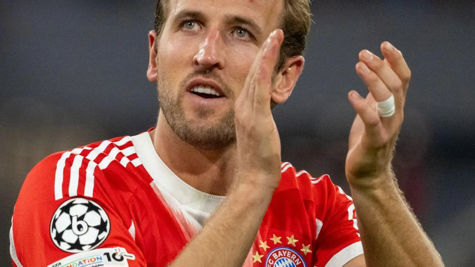 Harry Kane jubelt nach dem Auftaktsieg in der Champions League seines FC Bayern gegen Chelsea. (Archivfoto) (Foto: Leonie Asendorpf/dpa)