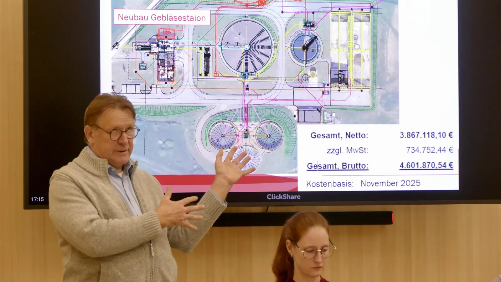 Florian Lezius erläutert dem Stadtrat die für den Umbau der Kläranlage geplanten Maßnahmen. (Foto: Helmut Meixner)