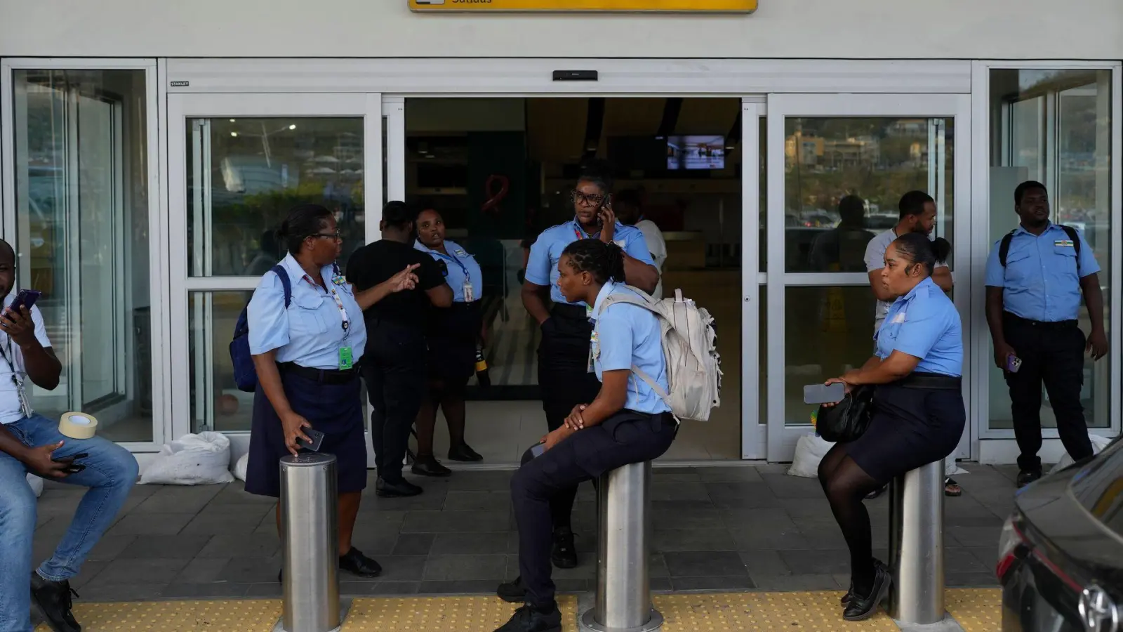 Dutzende Flüge gestrichen: Die Ausreise verzögert sich für viele Touristen. (Foto: Matias Delacroix/AP/dpa)