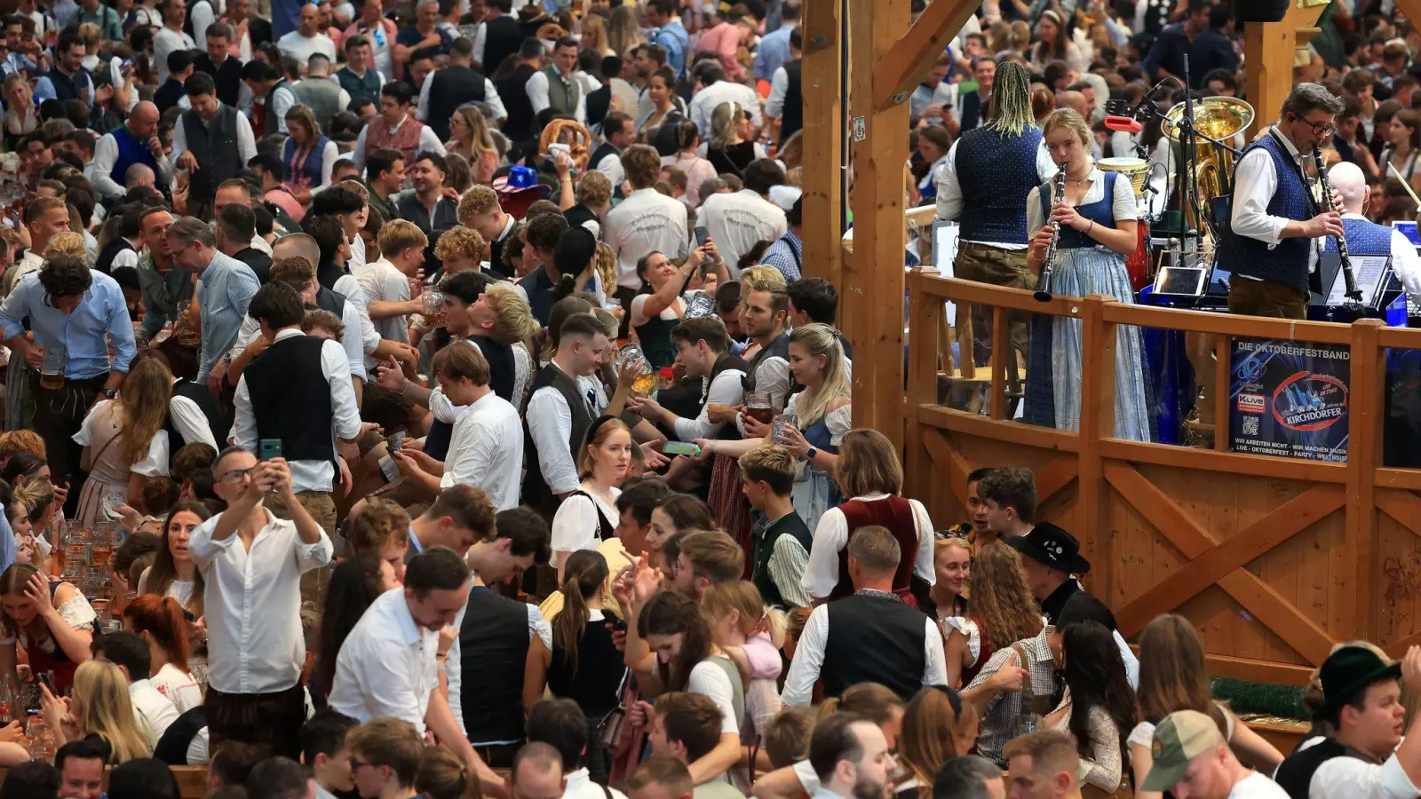 Suchbild: Auf diesem Bild vom ersten Wiesn-Wochenende werden mehrere Smartphones verwendet.  (Foto: Karl-Josef Hildenbrand/dpa)