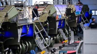 Bis zu 10 Fahrmodule des Boxer sollen auf der neuen Fertigungsstraße pro Monat gebaut werden können.  (Foto: Sven Hoppe/dpa)