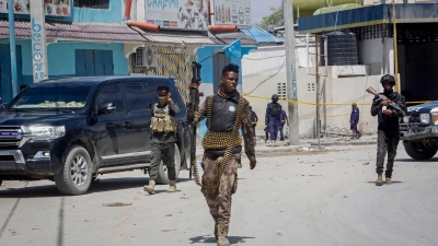 Patrouillierende Sicherheitskräfte in Mogadischu. (Foto: Farah Abdi Warsameh/AP/dpa/Archiv)