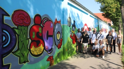 Die Künstler und die Betrachter freuten sich über das Ergebnis des Graffiti-Workshops. (Foto: Oliver Herbst)