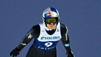 Andreas Wellinger schied schon im ersten Durchgang aus. (Foto: Fredrik Sandberg/TT News Agency/AP/dpa)