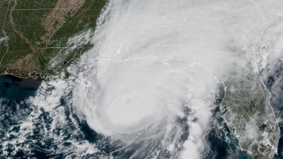 Der Sturm bewegt sich weiter landeinwärts in Richtung der Bundesstaaten Alamaba und Tennessee und bringt Windgeschwindigkeiten von bis zu 100 Kilometern pro Stunde.  (Foto: Uncredited/National Oceanic and Atmospheric Administration/AP/dpa)