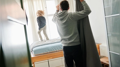 Kindergeld im Wechselmodell: Bei annähernd gleicher Betreuung durch beide Elternteile steht jedem ein Anteil am Kindergeld zu. (Foto: Annette Riedl/dpa/dpa-tmn)