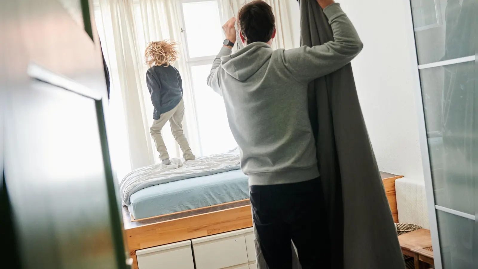 Kindergeld im Wechselmodell: Bei annähernd gleicher Betreuung durch beide Elternteile steht jedem ein Anteil am Kindergeld zu. (Foto: Annette Riedl/dpa/dpa-tmn)