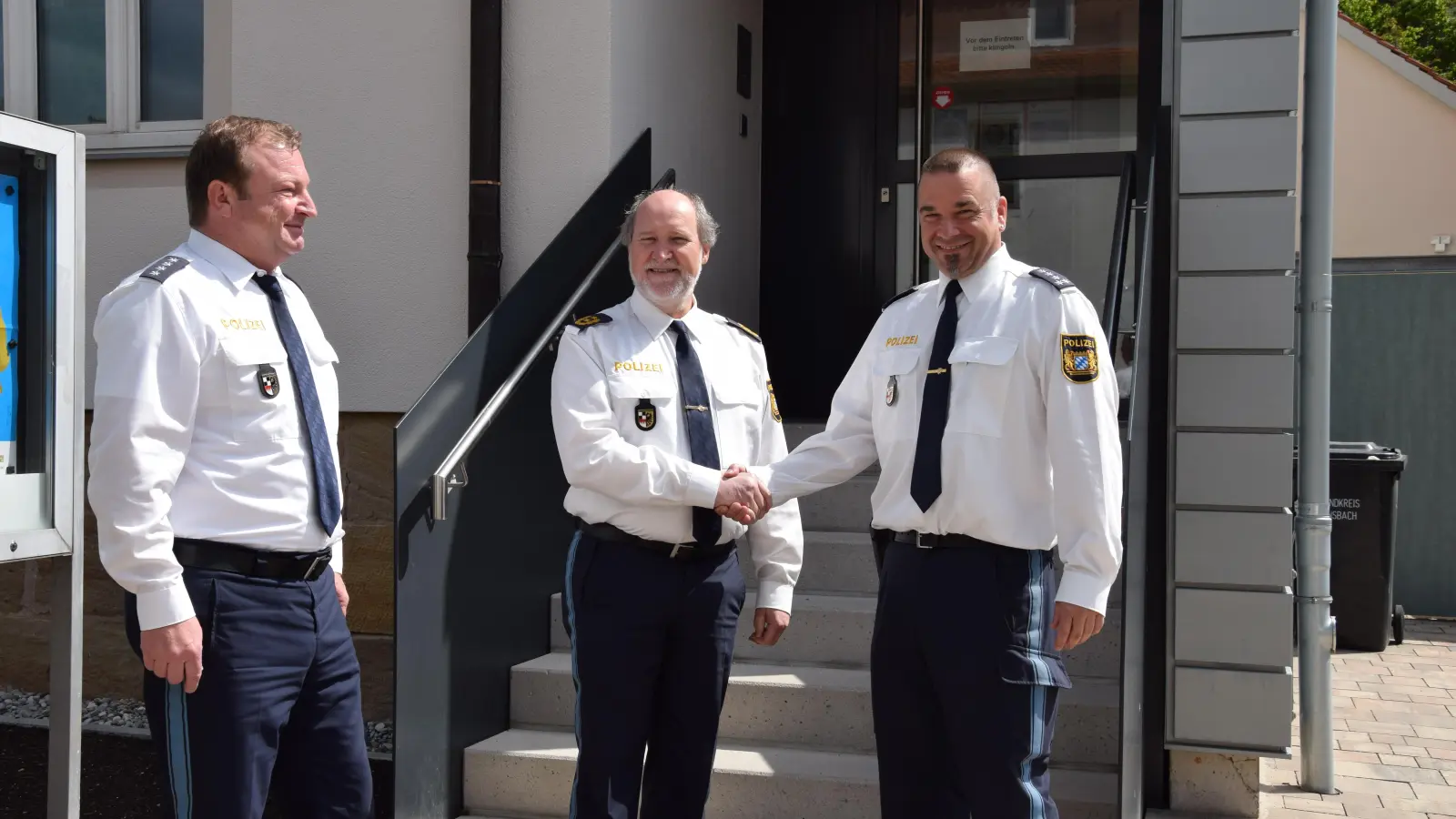 Polizeipräsident Adolf Blöchl (Mitte) ist überzeugt, dass die Polizeiinspektion Heilsbronn mit dem neuen Leiter Wolfgang Schmailzl (rechts) und dessen Stellvertreter Stefan Lang sehr gut aufgestellt ist. (Foto: Florian Schwab)