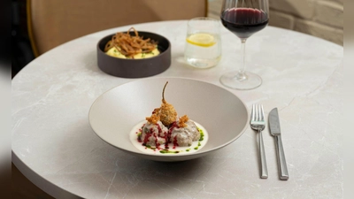 Der frittierte Kapernapfel und die Tröpfchen von dem eingekochten Rote-Bete-Sirup geben den Königsberger Klopsen zusätzlich Textur sowie Crunch und sorgen für ein Spiel mit Säure-Nuancen. (Foto: Florian Bolk/Leonardo Hotels Central Europe/dpa-tmn)