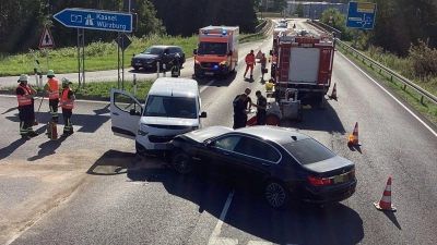 Ein Vorfahrtsfehler führte zu einem Frontalzusammenstoß mit vier Verletzten an der Autobahnauffahrt. (Foto: FFW Uffenheim)