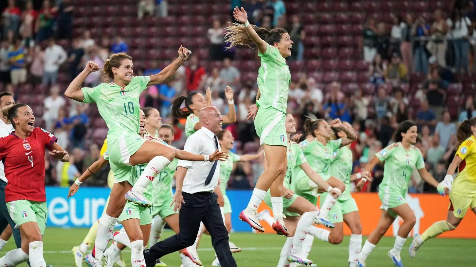 Italiens Fußballerinnen bejubeln den Halbfinal-Einzug bei der EM. (Foto: Alessandra Tarantino/AP/dpa)