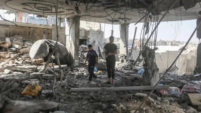 Palästinenser stehen in den Trümmern eines Hauses nach einem israelischen Luftangriff, bei dem mehrere Menschen getötet wurden. (Foto: Ismael Abu Dayyah/AP/dpa)