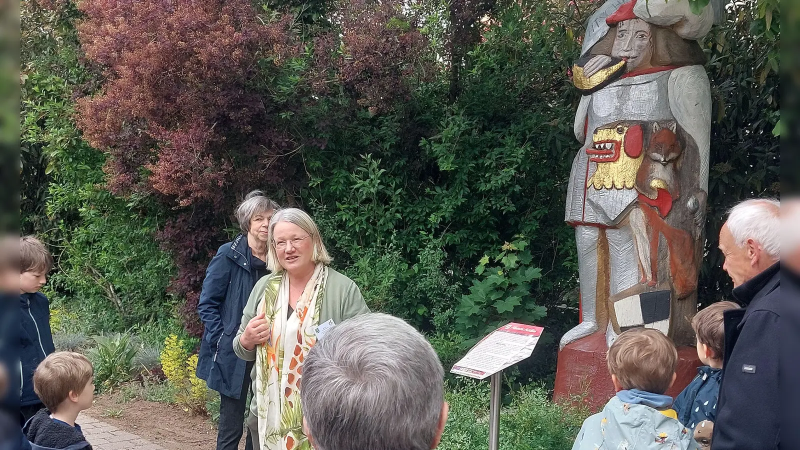 Für die kleinen und großen Gäste war die Markgrafenführung von Eva Hahn (Mitte, mit buntem Tuch) in Neustadt ein spannendes Ereignis. (Foto: Sandra Buchwald)