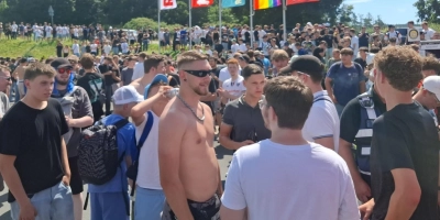 Tausende Menschen überfluteten am 9. August 2025 Emskirchen. Sie versammelten sich, um nach Altschauerberg zu ziehen, wo früher der Drachenlord wohnte. (Archivbild: Johannes Zimmermann)