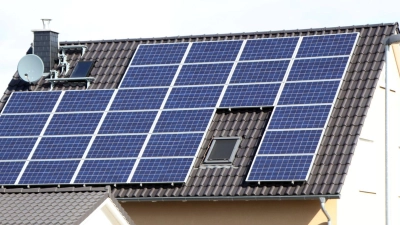Sonnenenergie optimal nutzen: Für Eigenheimbesitzer ist eine Solaranlage auf dem Dach eine Option. (Foto: Nestor Bachmann/dpa-tmn)