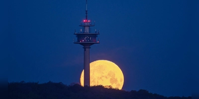 Der Sender Burgbernheim beim Monduntergang. (Foto: Mirko Fryska)