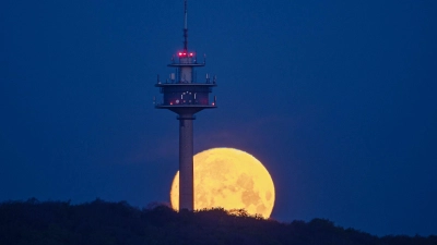 Der Sender Burgbernheim beim Monduntergang. (Foto: Mirko Fryska)