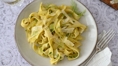 Wo sind die Dicken Bohnen hin? Sie wurden gekocht und püriert und erinnern an cremige Sahnesoße mit Fenchel, die die Pasta umhüllt.  (Foto: Julia Uehren/loeffelgenuss.de/dpa-tmn)