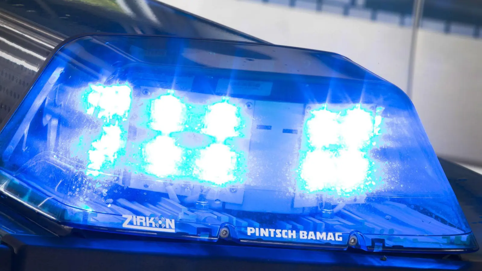 Ohne Führerschein und unter Drogen: Ein 24-Jähriger fährt in Hanau vor einer Kontrolle davon und verunglückt. (Symbolbild) (Foto: Friso Gentsch/dpa)