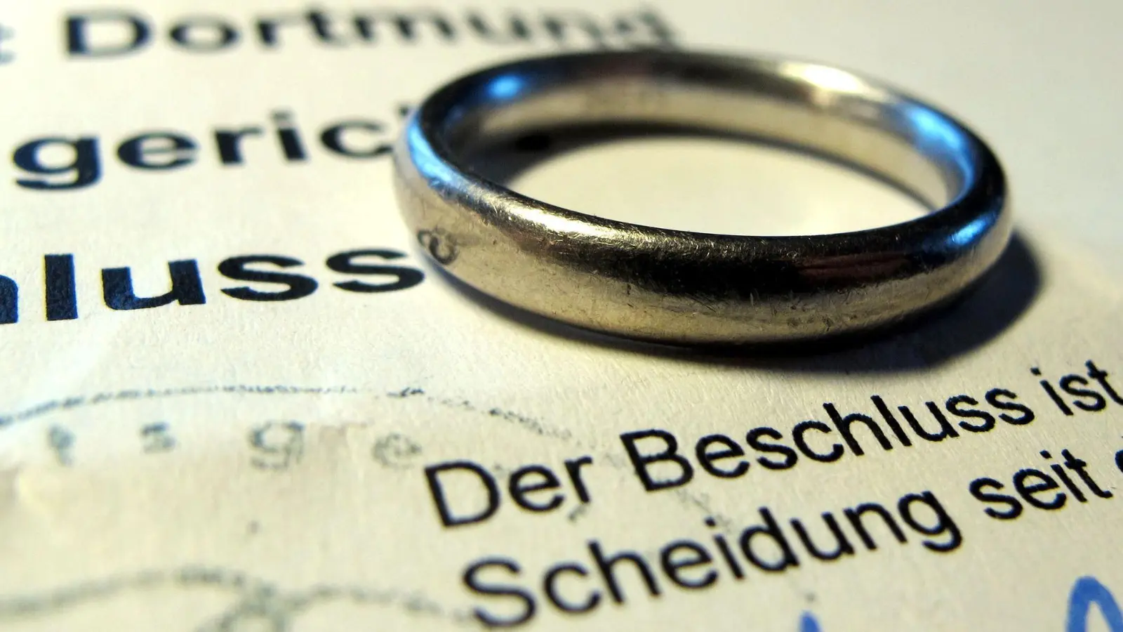 EuGH: Eine im EU-Ausland durchgeführte Scheidung kann in Deutschland automatisch eingetragen werden, auch wenn die Ehe von einem Standesbeamten und nicht wie hierzulande üblich von einem Richter geschieden wurde. (Foto: picture alliance / Franz-Peter Tschauner/dpa)