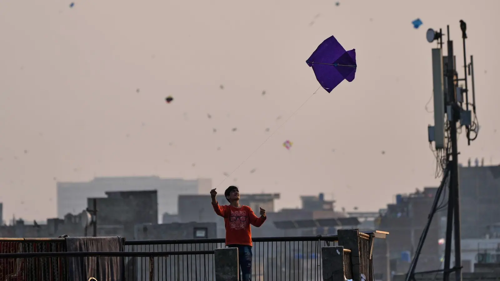 Auch für viele Kinder ist Drachensteigen in Pakistan ein beliebtes Hobby. (Archivbild) (Foto: K.M. Chaudary/AP/dpa)