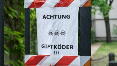 In Ipsheim ist ein Giftköder gefunden worden. In Ansbach besteht ein Verdacht. Die Polizei mahnt Hundebesitzerinnen und Hundebesitzer zur Vorsicht. (Symbolbild: Jens Kalaene/dpa-Zentralbild/dpa)