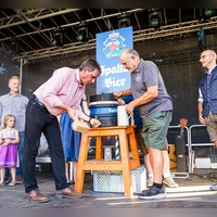 Bürgermeister Matthias Seitz eröffnete mit dem traditionellen Bieranstich die Kerwa  (Foto: Christian Pohler)
